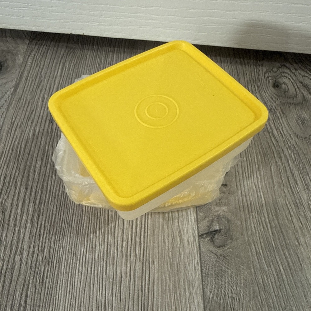 Tupperware MINI Square Away Small Keeper 2 Yellow Containers 1517-10 NEW